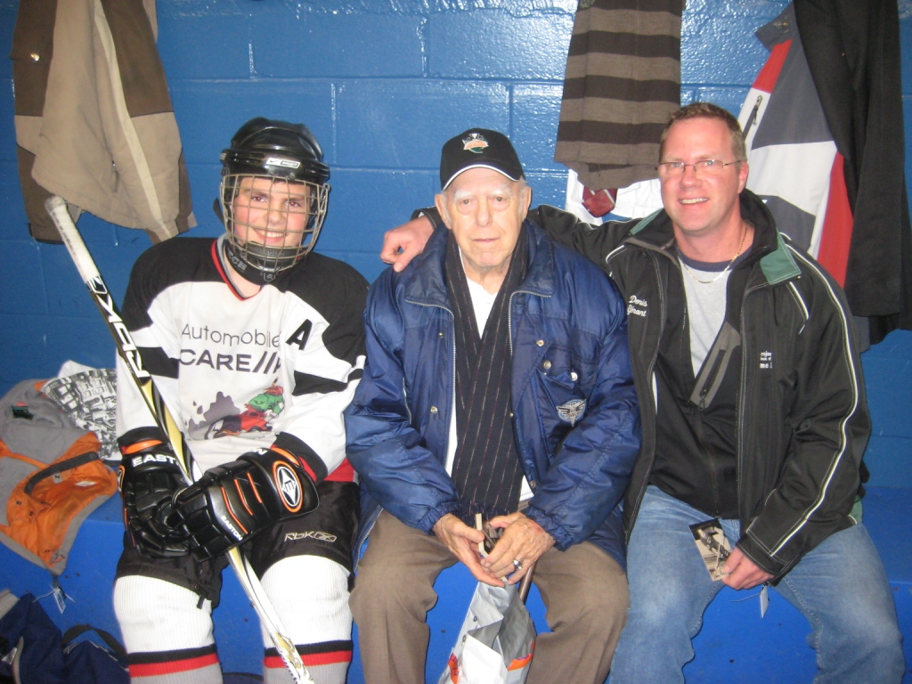 Léo avec l'entraîneur-adjoint Denis Turcotte et son fils Frédéric