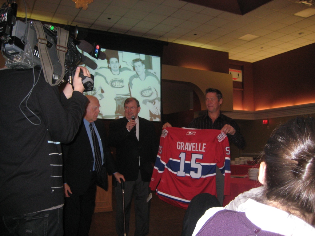 Léo reçoit son chandail commémorant le 100e anniversaire du Canadien